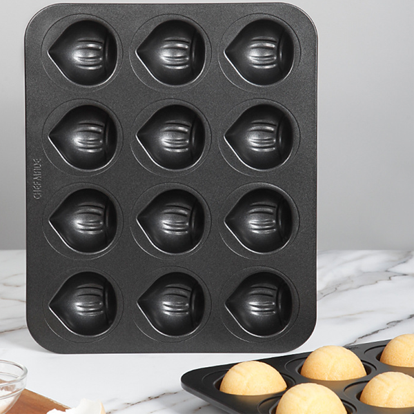 Khuôn bánh hình 12 hình quả thông màu đen WK9876
