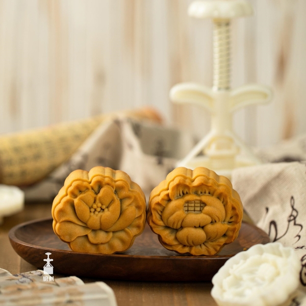 Khuôn trung thu lò xo 2 mặt hoa trà hoa sen 75g