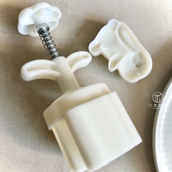 Khuôn lò xo 1 mặt hình thỏ 50g