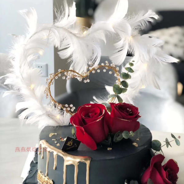 Que cắm lông trái tim đen trang trí bánh