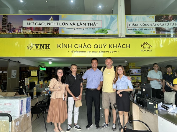 Ông John và giám đốc công ty Vinahardware (ở giữa)