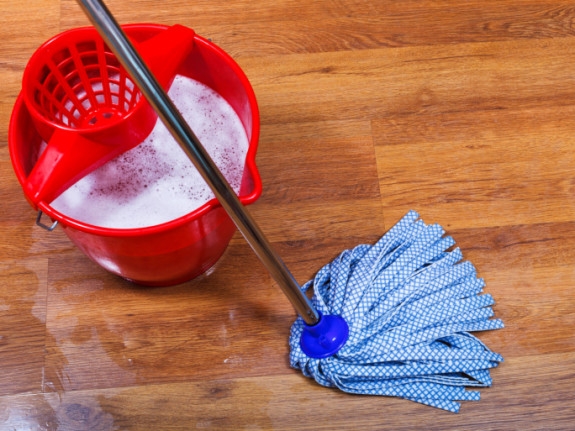 Mẹo làm sạch sàn gỗ công nghiệp