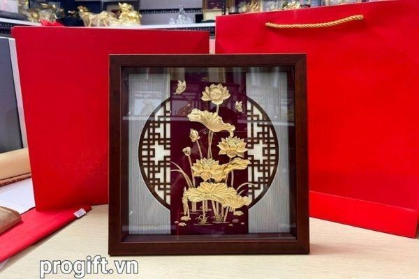 Tranh hoa sen mạ vàng 24K&nbsp; tượng trưng cho sự phát triển bền vững và thịnh vượng