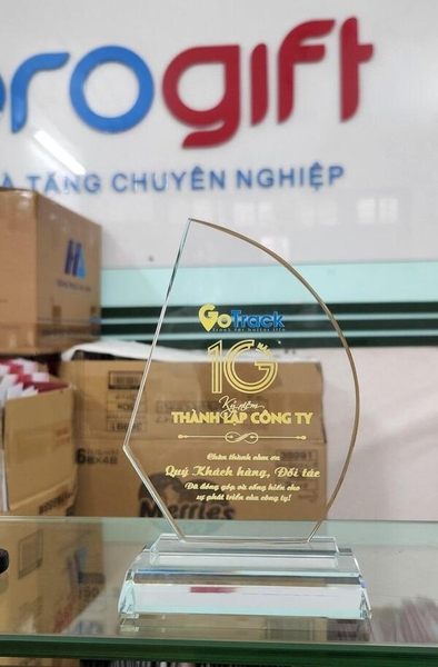 GOTRACK - Kỷ niệm chương pha lê cánh buồm kỷ niệm 10 năm thành lập công ty