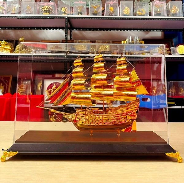 Mô hình thuyền buồm mạ vàng 24K tặng cho đối tác chiến lược