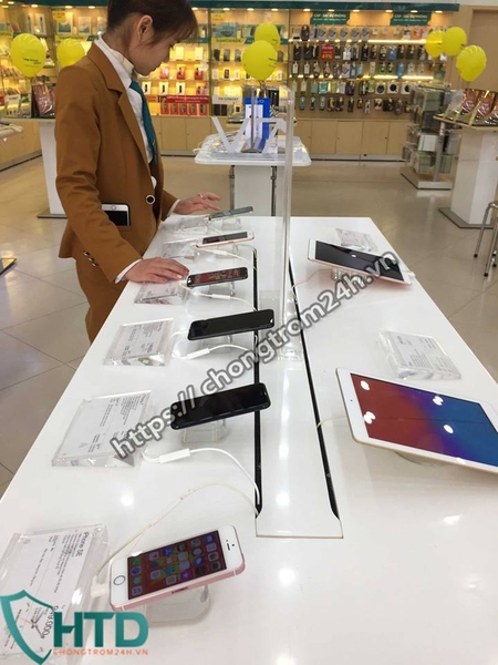 hình ảnh thực thiết bị chống trộm điện thoại trưng bày tại viettel store