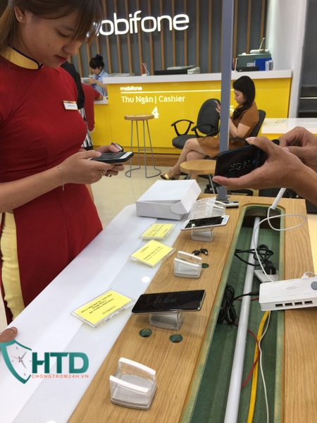 Thiết bị chống trộm điện thoại trưng bày tại Mobifone