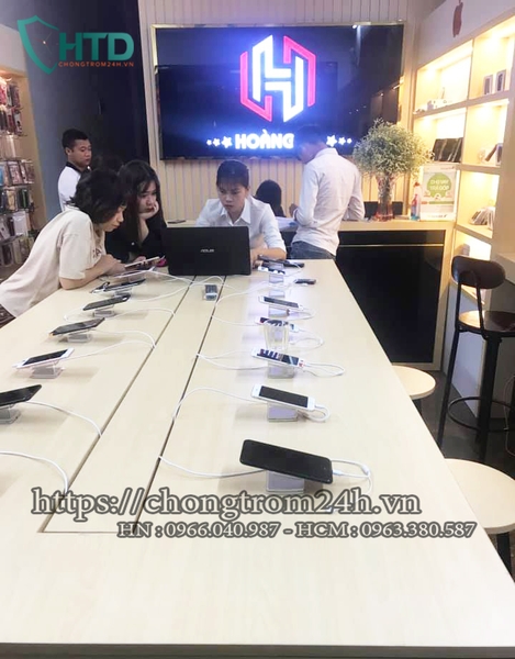 Thiết bị chống trộm điện thoại trưng bày tại Hoàng Hà Mobile