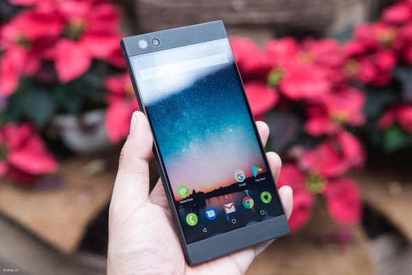 Trên tay Razer Phone: hoàn thiện rất tốt, Snapdragon 835, 8 GB RAM, mà