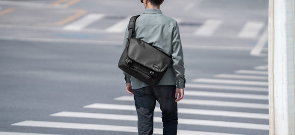 TÚI ĐEO VAI TOMTOC (USA) PREMIUM MESSENGER BAG COMMUTING & TRAVEL 16-INCH H52-E02D01