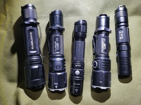 Vì sao súng và đèn tác chiến đều có màu đen ?