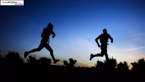 Cảm biến tần số theo bước chạy là gì? Ứng dụng trong đèn chạy bộ