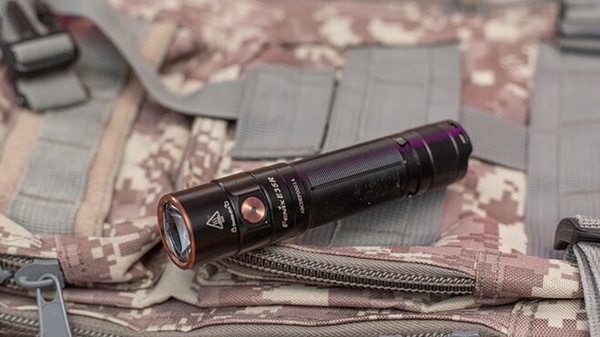 Review FENIX E35R - Đèn pin EDC siêu sáng bỏ túi