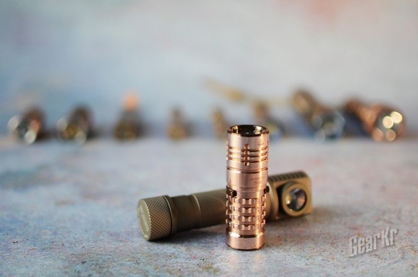 Review Đèn pin đồng đỏ ACEBEAM TK16 nhỏ gọn tiện lợi