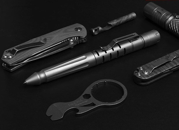 Đèn bút là gì? Klarus TP20 Ti - Sự kết hợp hoàn hảo giữa đèn bút và bút tác chiến