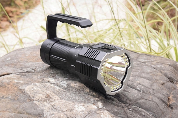 Review đèn pin tìm kiếm cứu hộ Fenix LR60R