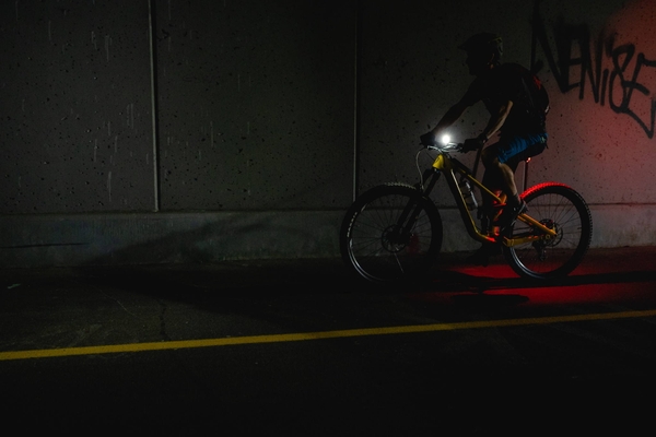 Trải nghiệm đèn hậu MAGICSHINE SEEMEE 200 của vận động viên đạp xe chuyên nghiệp - ANNE BASTIN