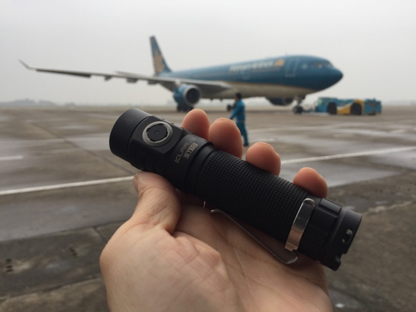 Đèn pin có được mang lên máy bay không?