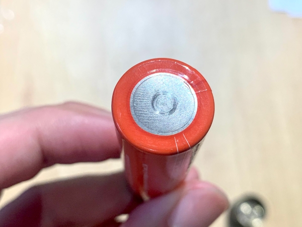 GIẢI TRÌNH VÌ SAO ĐUÔI VIÊN PIN HƠI CÓ VÒNG XOÁY NHẸ KHI ĐẾN TAY QUÝ KHÁCH HÀNG