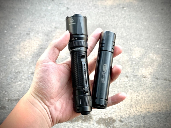 Sự khác biệt giữa đèn pin phản ứng nhanh và đèn pin dân dụng sử dụng hàng ngày