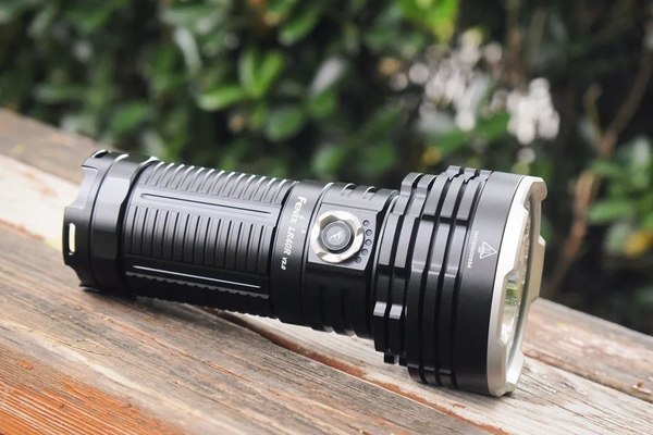 Review FENIX LR40R v2 - đèn pin công suất khủng mới nhất của Fenix 2023