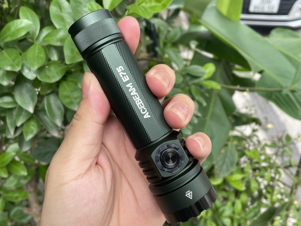 Review đèn pin ACEBEAM E75