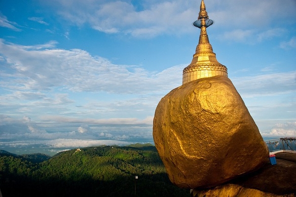 Tảng đá dát vàng ở Myanmar