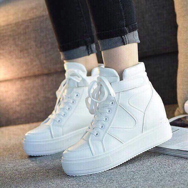 Tại sao bạn nên chọn cho mình 1 đôi giày sneaker màu trắng?