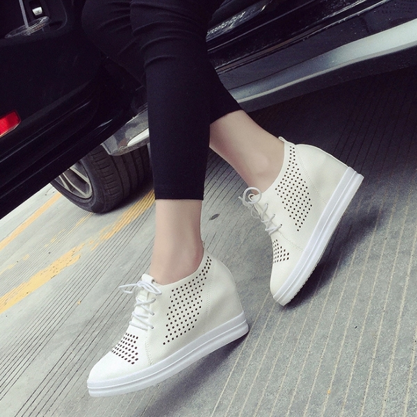 Sneaker - Combo muôn thuở dành cho các cô nàng năng động trong mùa hè