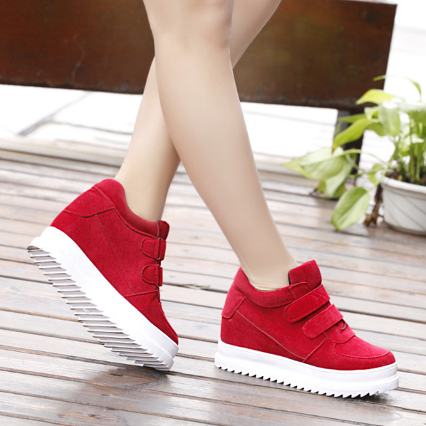 Diện đẹp cùng giày sneaker đỏ cá tính