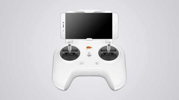 Mi Drone cũng đi kèm điều khiển kết nối tới smartphone giúp phát sóng trực tiếp video, hình ảnh thu được