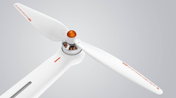 Mi Drone cũng có thể gắn kèm tấm nhựa bảo vệ ở phía dưới cánh quạt