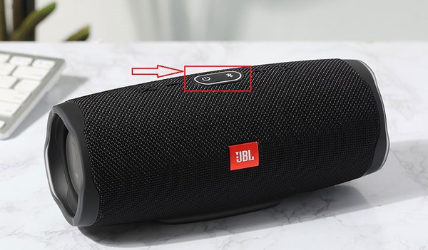 Bạn bấm giữ nút nguồn trên loa Bluetooth giây để bật loa