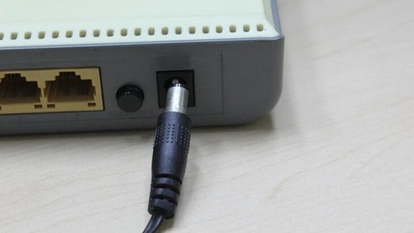 Rút dây nguồn của router và modem