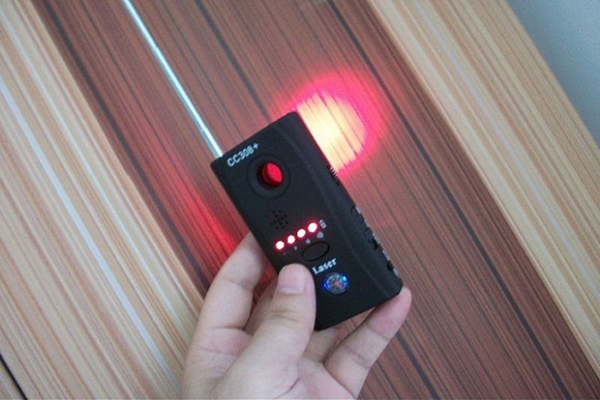 Sử dụng thiết bị chuyên dụng như máy dò camera