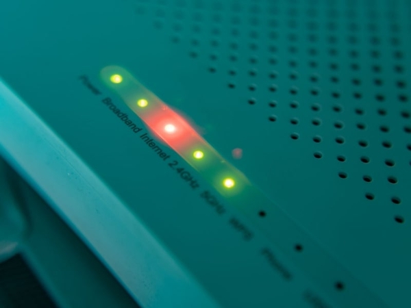 Khi đèn báo trên cục wifi bị nháy đỏ hãy thử khởi động lại modem