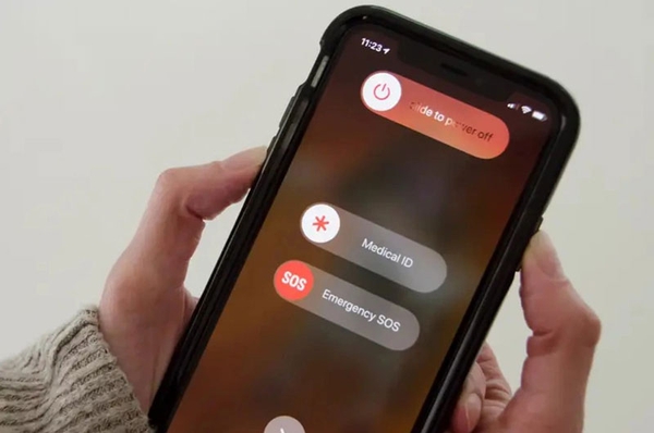 Khởi động lại iPhone