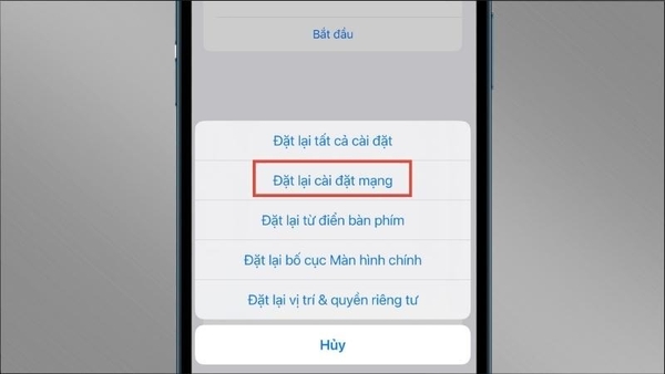 Vào cài đặt -Cài đặt chung - Chuyển và đặt lại iPhone - Đặt lại - Chọn mục “Đặt lại cài đặt mạng”