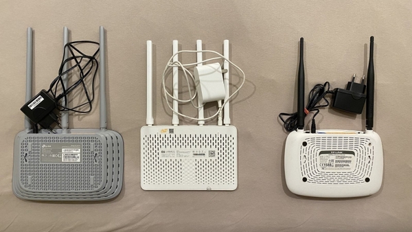 Tình trạng đổi màu (bị ố vang) của các router cũ lâu năm