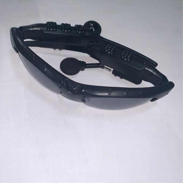 kinh-mat-co-tai-nghe-bluetooth
