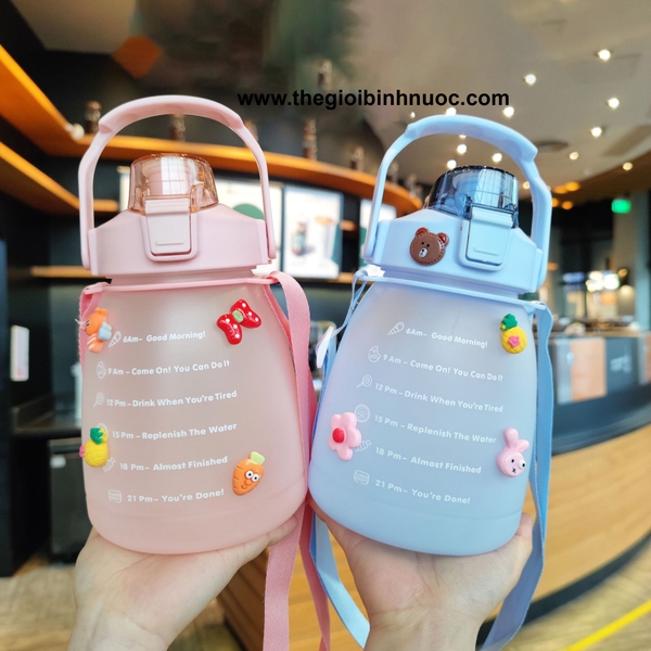 Bình Nhựa Nhắc Uống Nước 1300ML Kèm Sticker