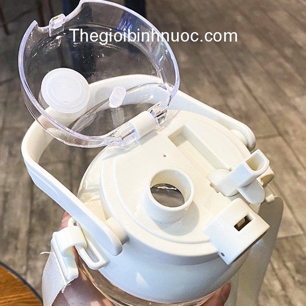 Bình Nhựa BPA FREE Đeo Chéo Gấu Nâu Xinh Xắn 1L3