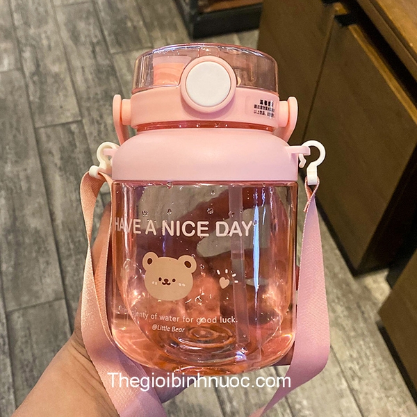 Bình Nhựa BPA FREE Đeo Chéo Gấu Nâu Xinh Xắn 1L3