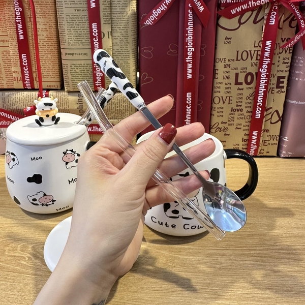 Ly Sứ Bò Sữa Kèm Thìa Khuấy Và Ống Hút Thuỷ Tinh 