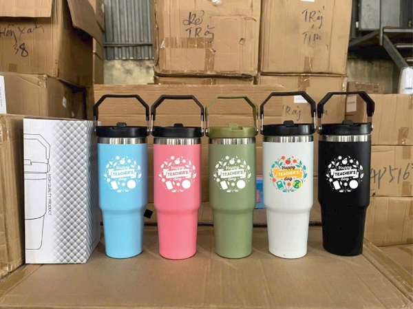 Sỉ In Tên Khắc Logo Ly Giữ Nhiệt Quai Xách 900ML
