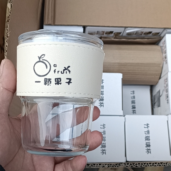 Sỉ In Khắc Logo Ly Thủy Tinh Bọc Da 420ML