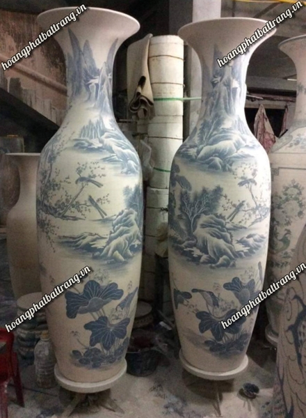 Lọc lộc bình được thợ vẽ khéo léo vẽ lên những đường tuyệt hảo