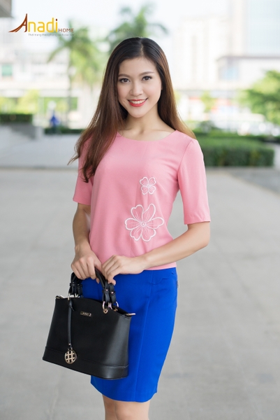 Sơ mi croptop thêu hoa - 350,000đ