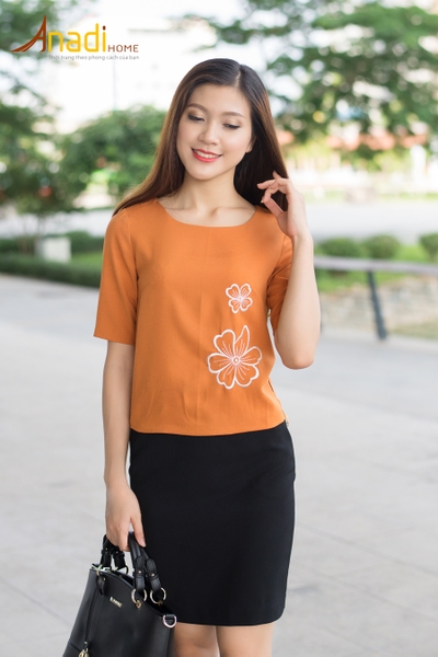 Sơ mi croptop thêu hoa - 350,000đ