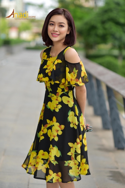 Đầm hoa khoét vai cách điệu